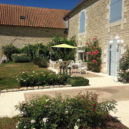 Les Clos Bleus Neuville-du-Poitou エクステリア 写真