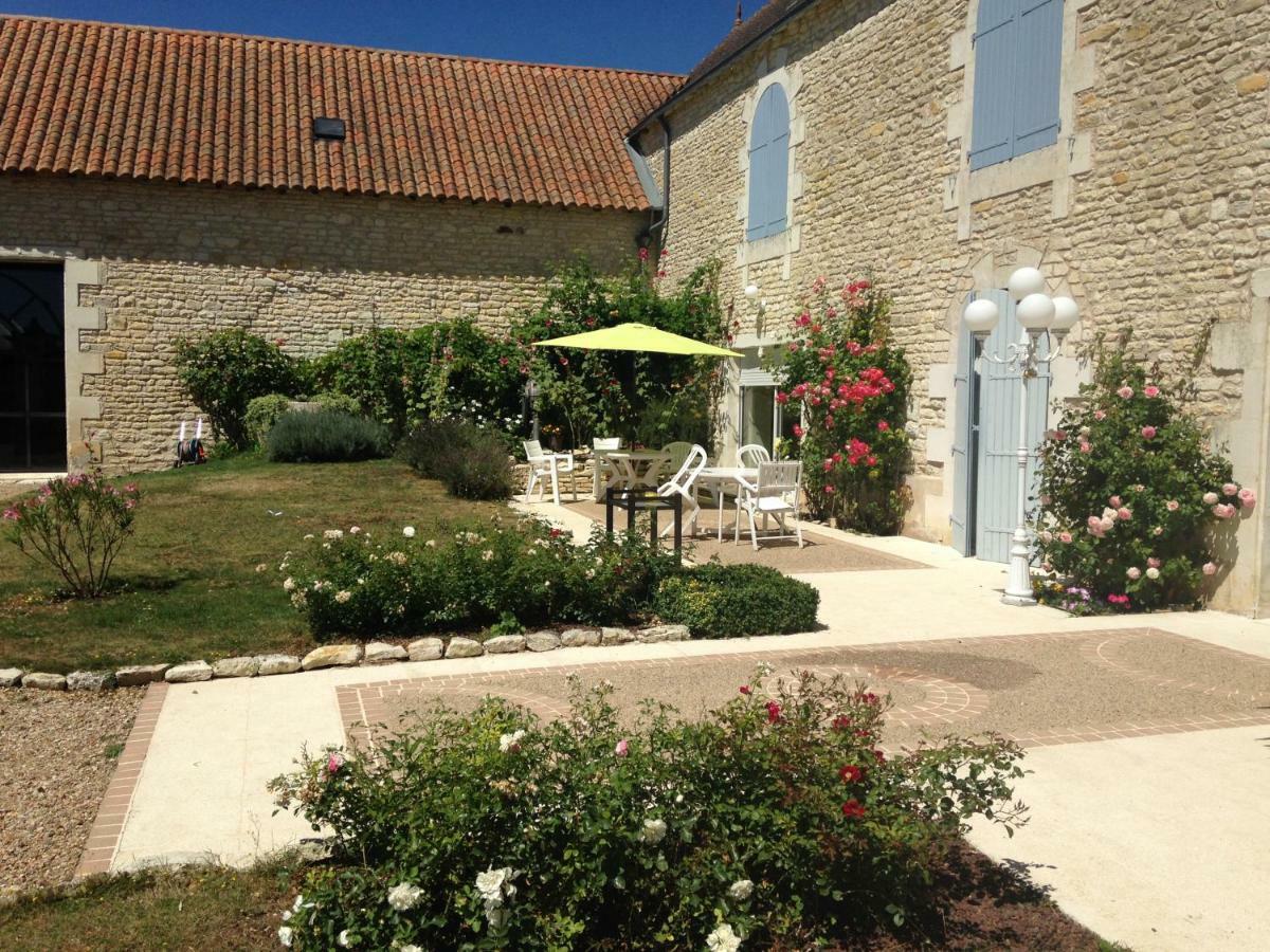 Les Clos Bleus Neuville-du-Poitou エクステリア 写真