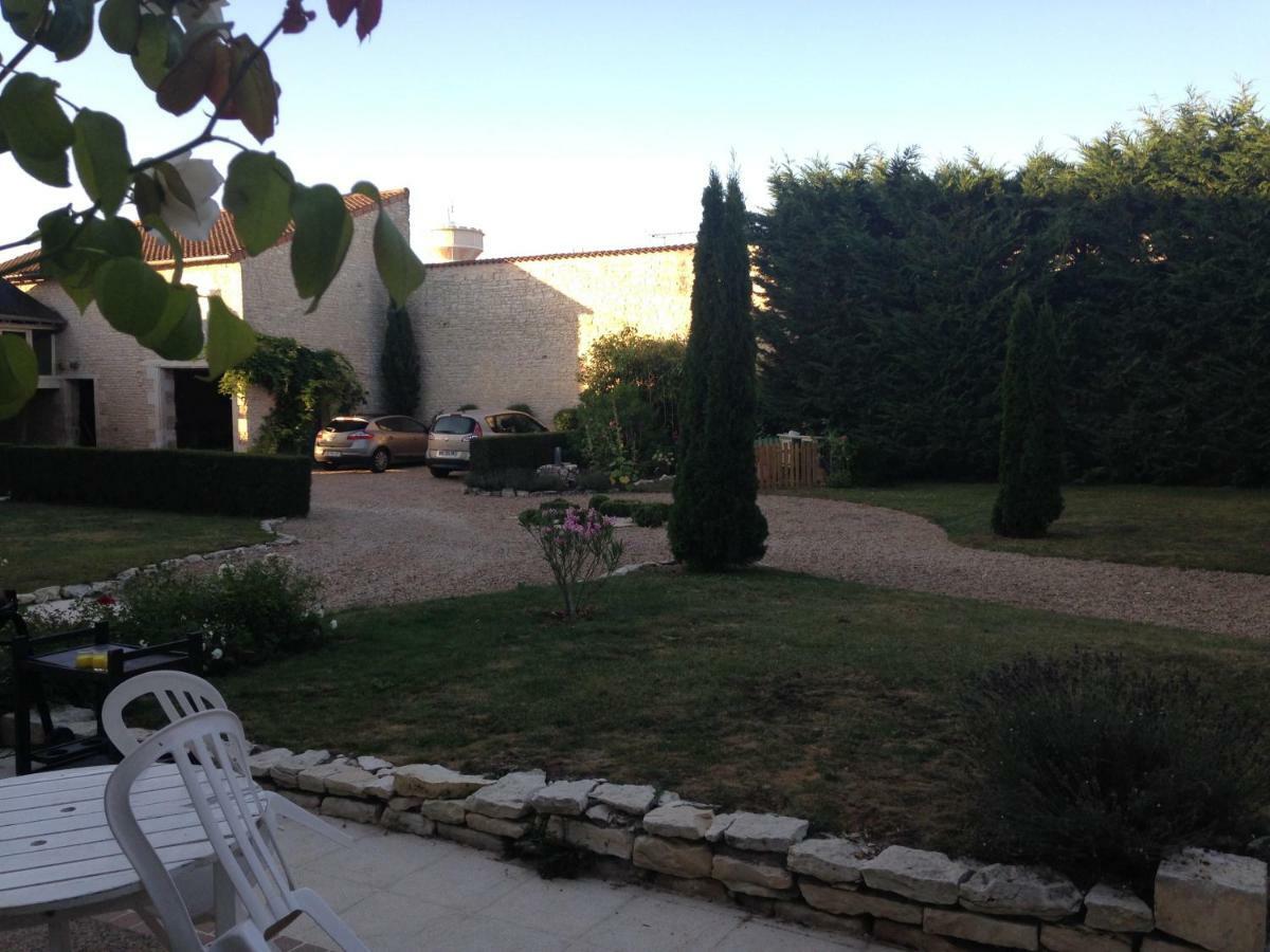 Les Clos Bleus Neuville-du-Poitou エクステリア 写真